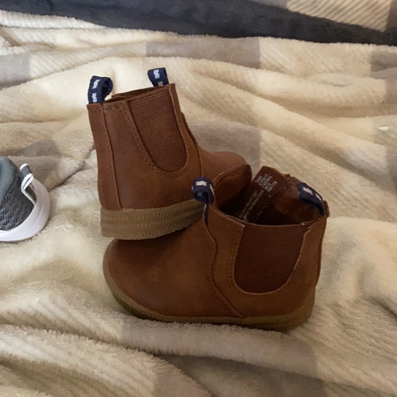 2 pairs of baby shoes. Hard soles. Tennis shoes and boots - Picture 2 of 4